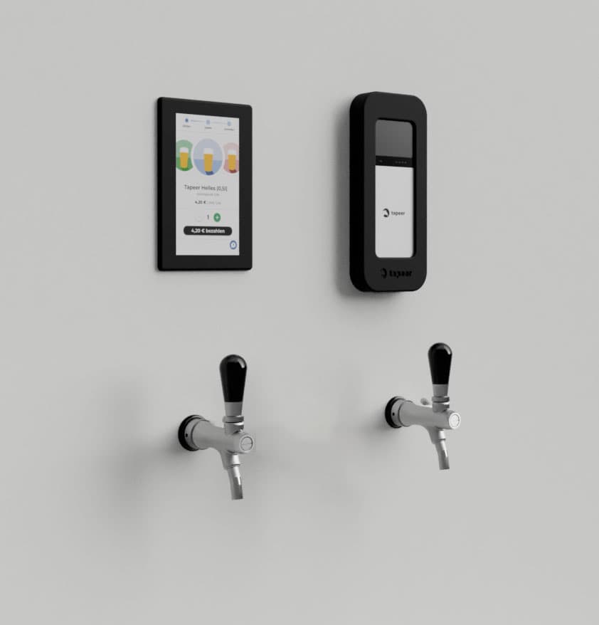 Drei Zapfhähne und Touch-Bildschirme in einer Wand